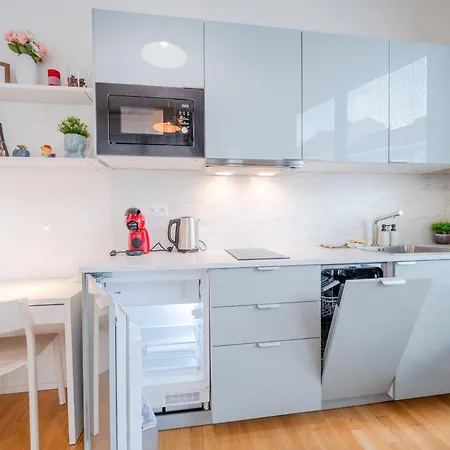 New-built Golden Luxury With Balcony شقة *
