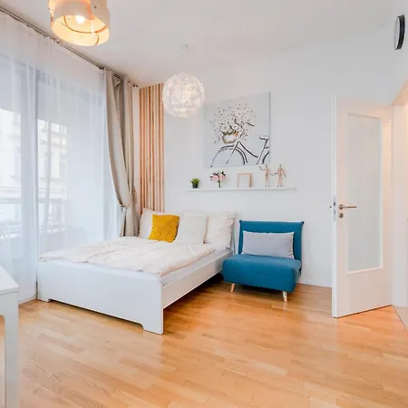 New-built Golden Luxury With Balcony Praga